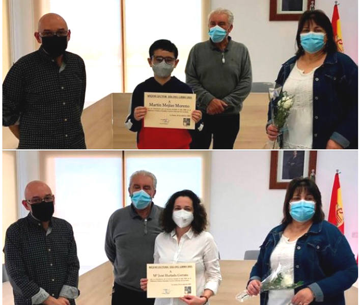 Los galardonados posan con los diplomas recibidos