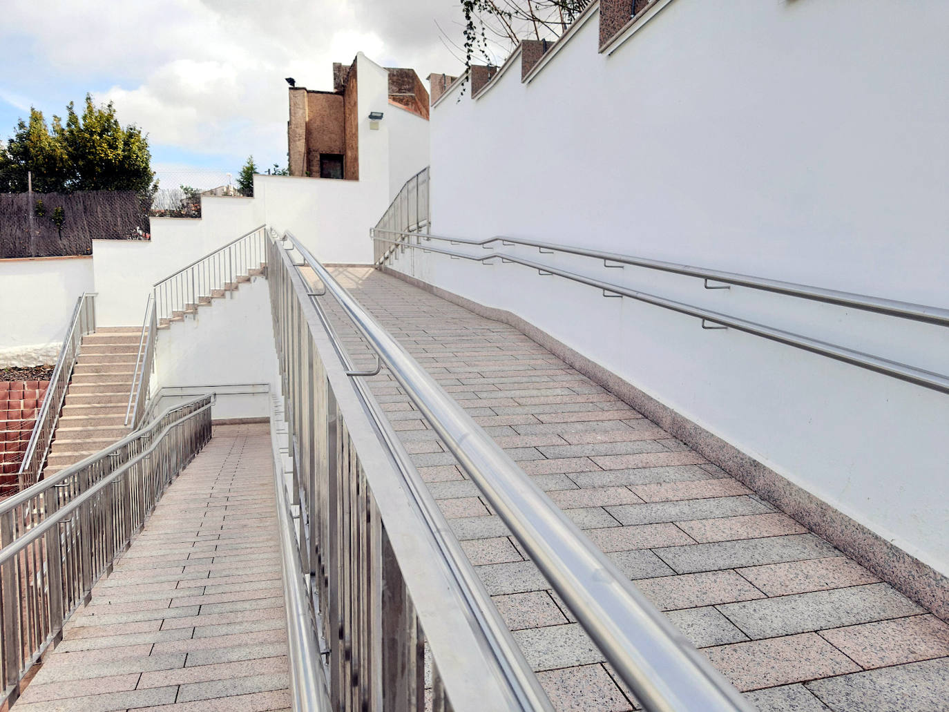 Escaleras de acceso desde la Plaza del Ayuntamiento al Centro de Salud