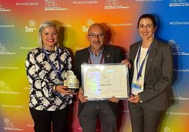 Sara Jiménez, el alcalde (Fco. Farrona) y Azahara Blasco posan con el premio conseguido
