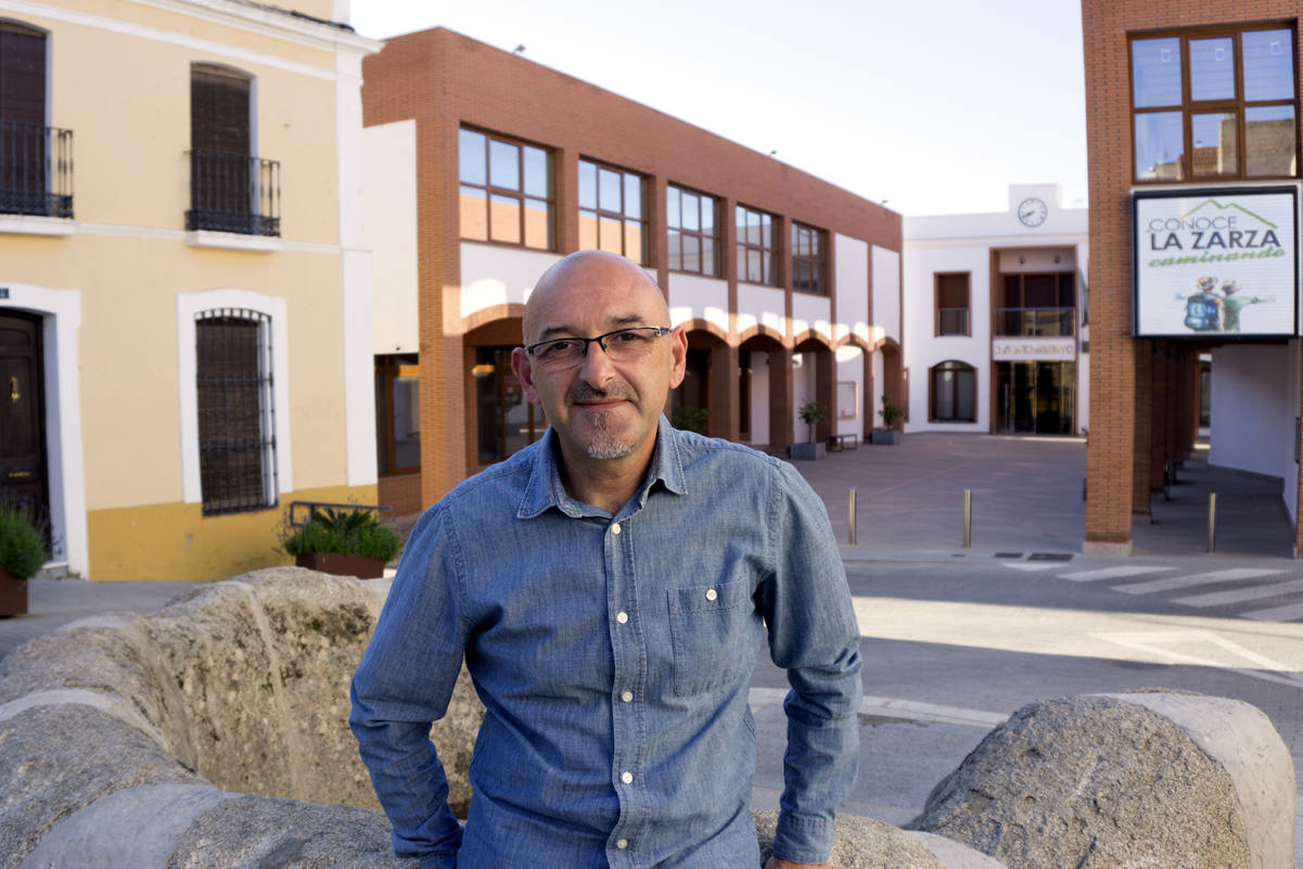 Francisco Farrona, con el Ayuntamiento al fondo