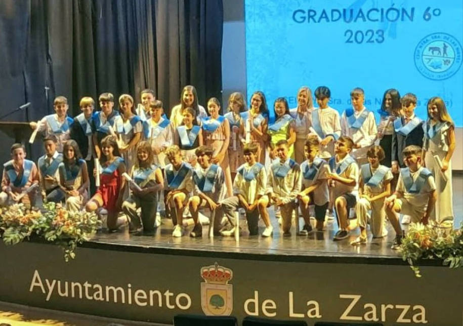 Foto de familia de los escolares al término de la graduación