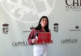 Elena Molina Cerrato posa con el diploma acreditativo