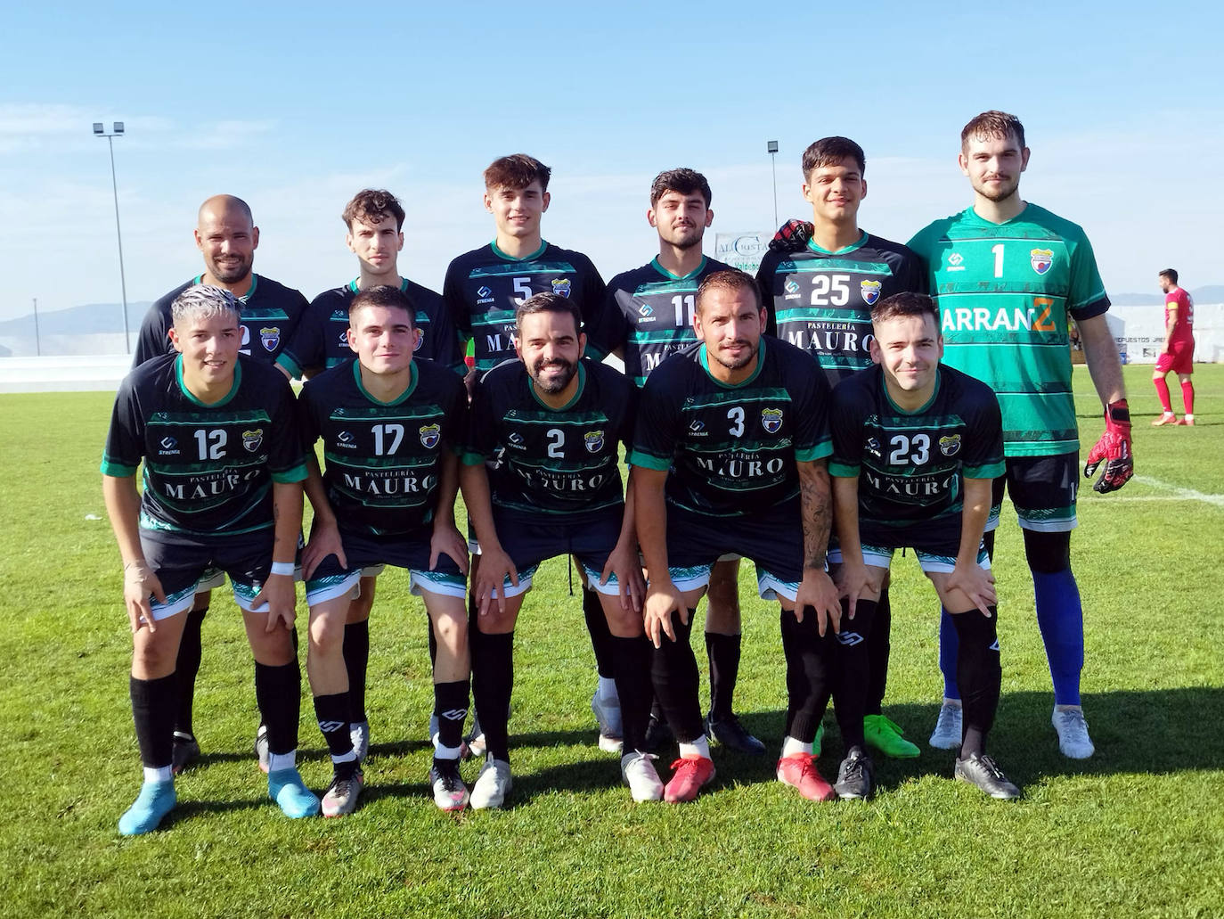 De pie: Trinidad, Barrero, José Ángel, Mario, Alejandro y Carlos. Agachados: Ismael, Gonzalo, Cerrato, Dani y Cerrato Jr.