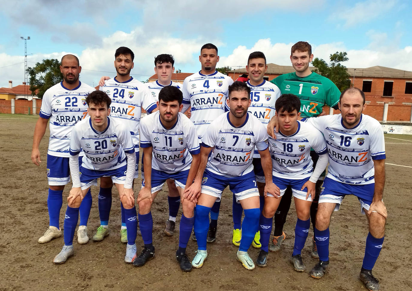 De pie: Trinidad, Romero, Alonso, Javier, Torres, Carlos. Agachados: Barrero, Mario, José Mari, Ventura y Juez