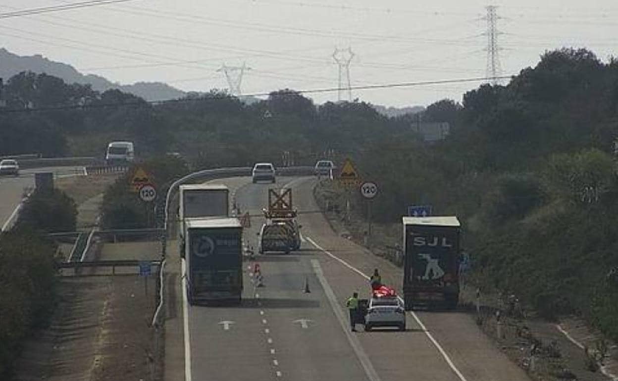 Guardia Civil y equipos de mantenimiento de carreteras trabajando en el lugar de los hechos. 