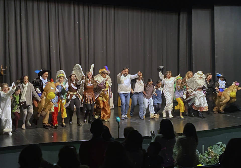 Los integrantes del grupo saludan al final de la obra