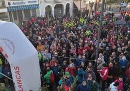 Senderistas concentrados en la salida