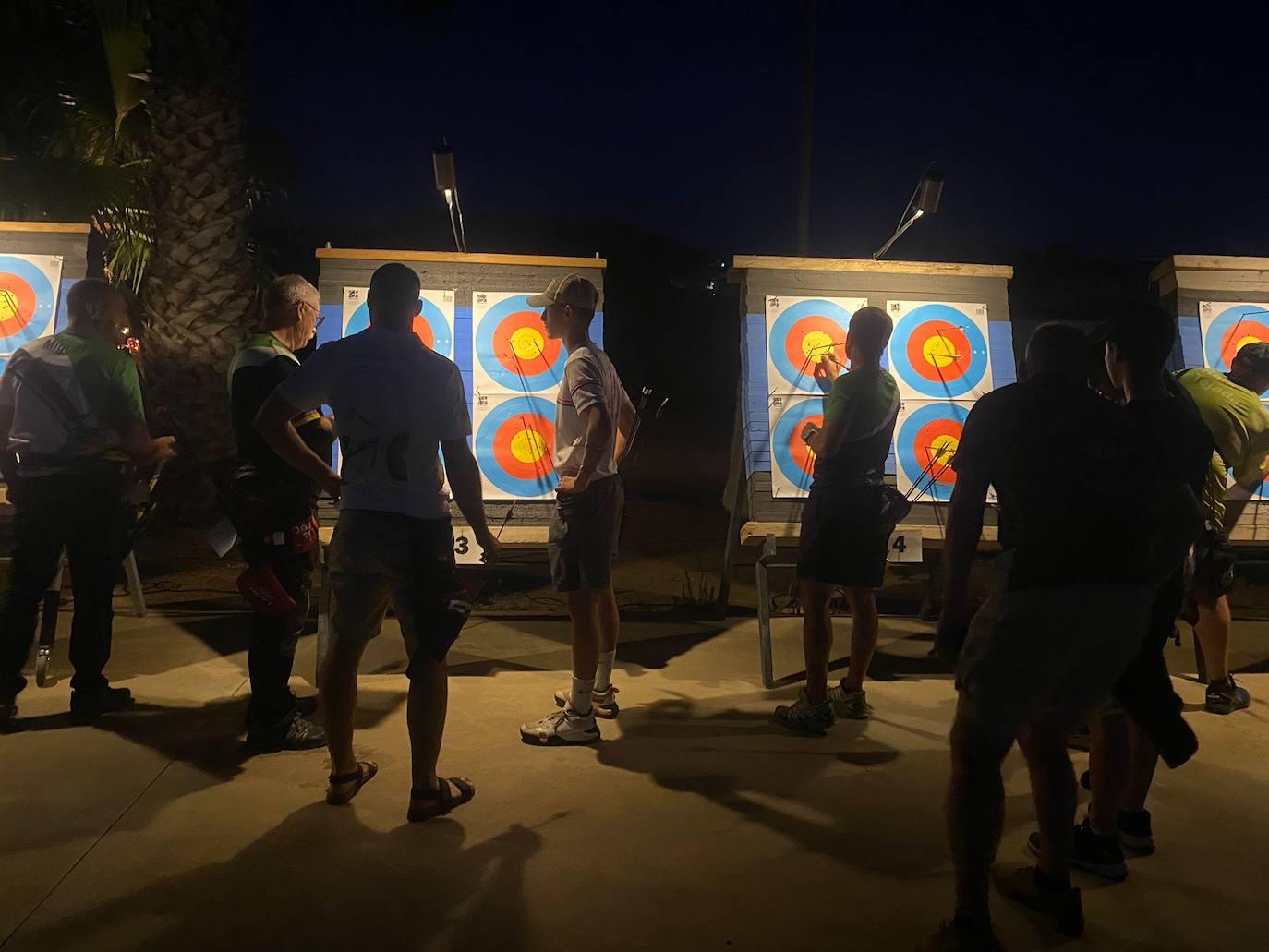 33 arqueros toman parte en la VI Tirada Nocturna