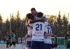 Jugadores del Zarceño celebran un gol ante el Don Álvaro