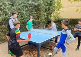 Estudiantes jugando al ping pong en el recreo