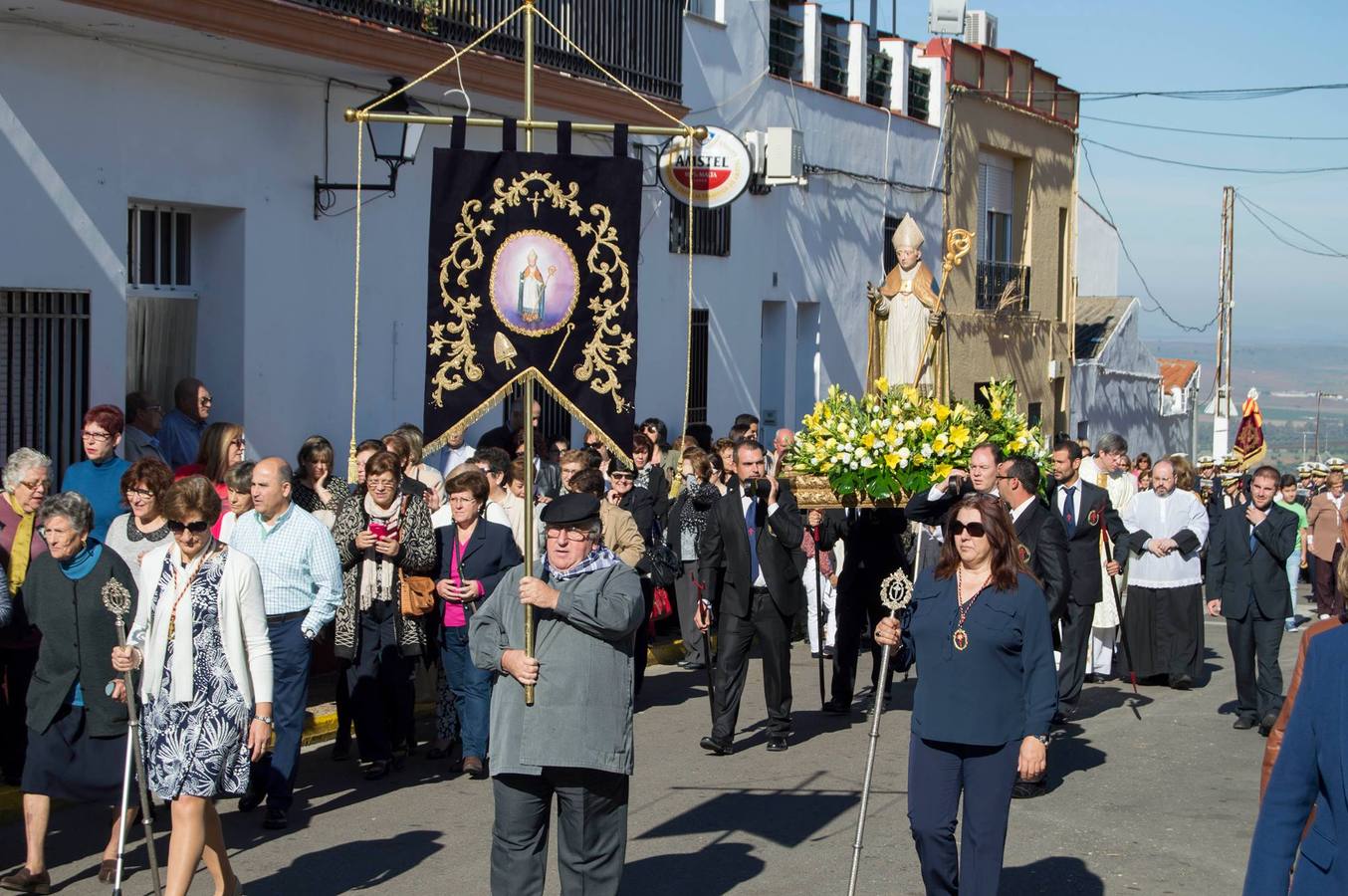 Juan Robledo con el estandarte del santo