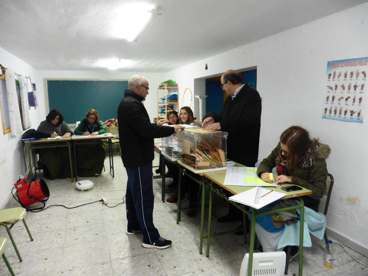 Un ciudadano ejerce su derecho al voto