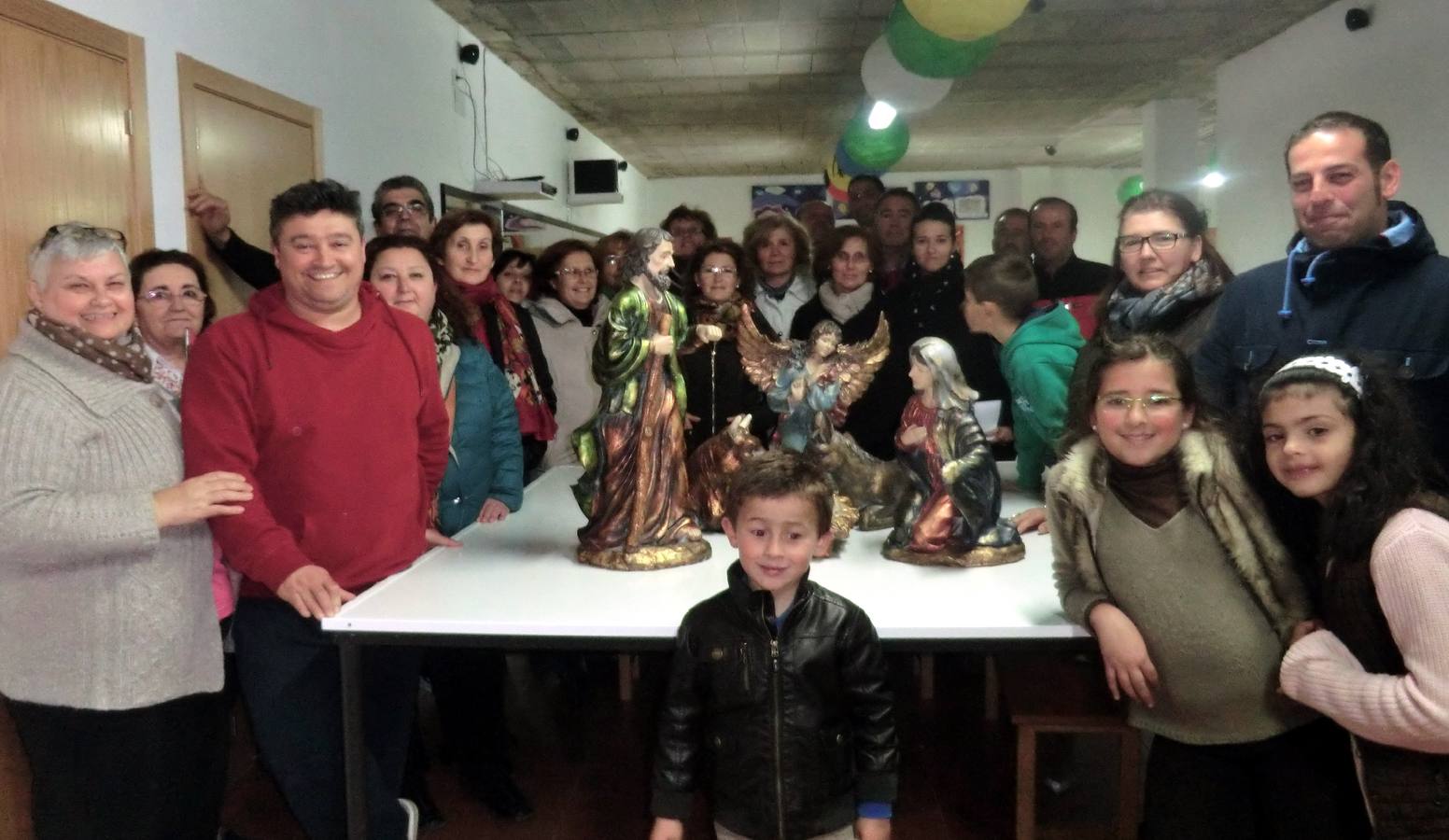 Miembros de Zararte y de la Soledad en el acto de entrega del belén