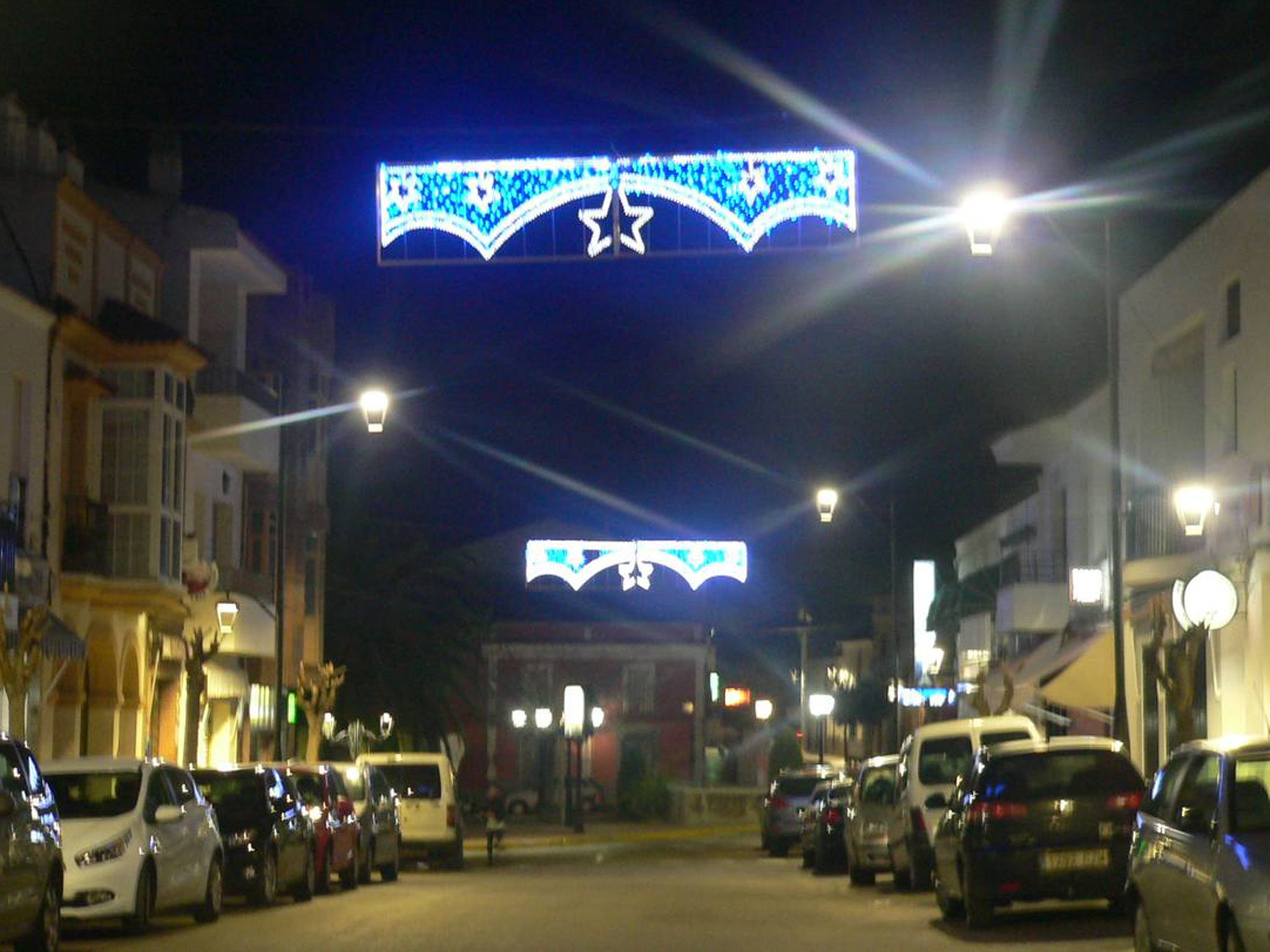 Imagen nocturna de la calle El Pilar