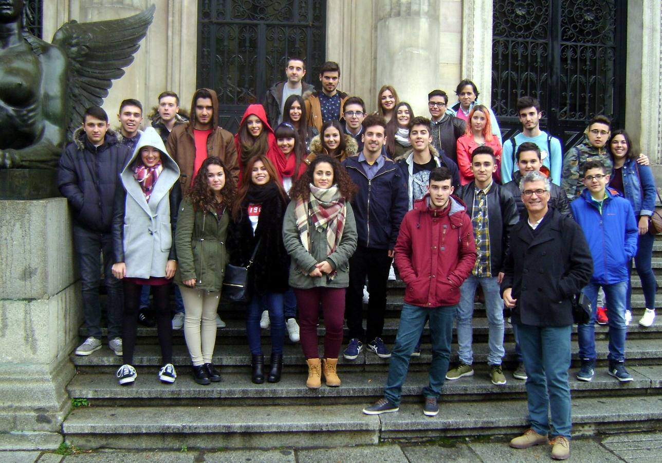 El grupo de excursionistas ante la entrada del Museo Arqueológico