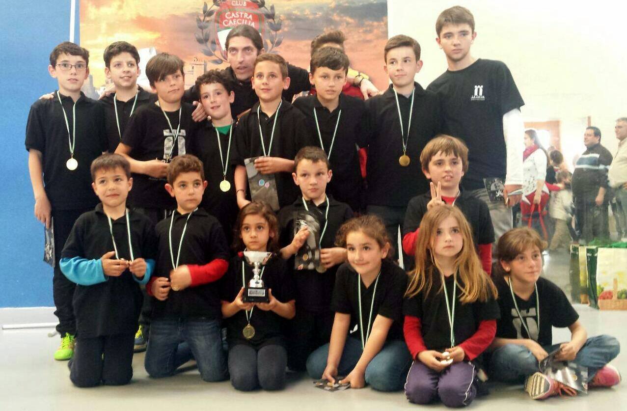 Los participantes en el torneo de Cáceres, con los trofeos conseguidos