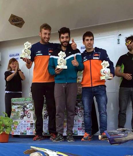 Los tres pilotos, con los trofeos conseguidos