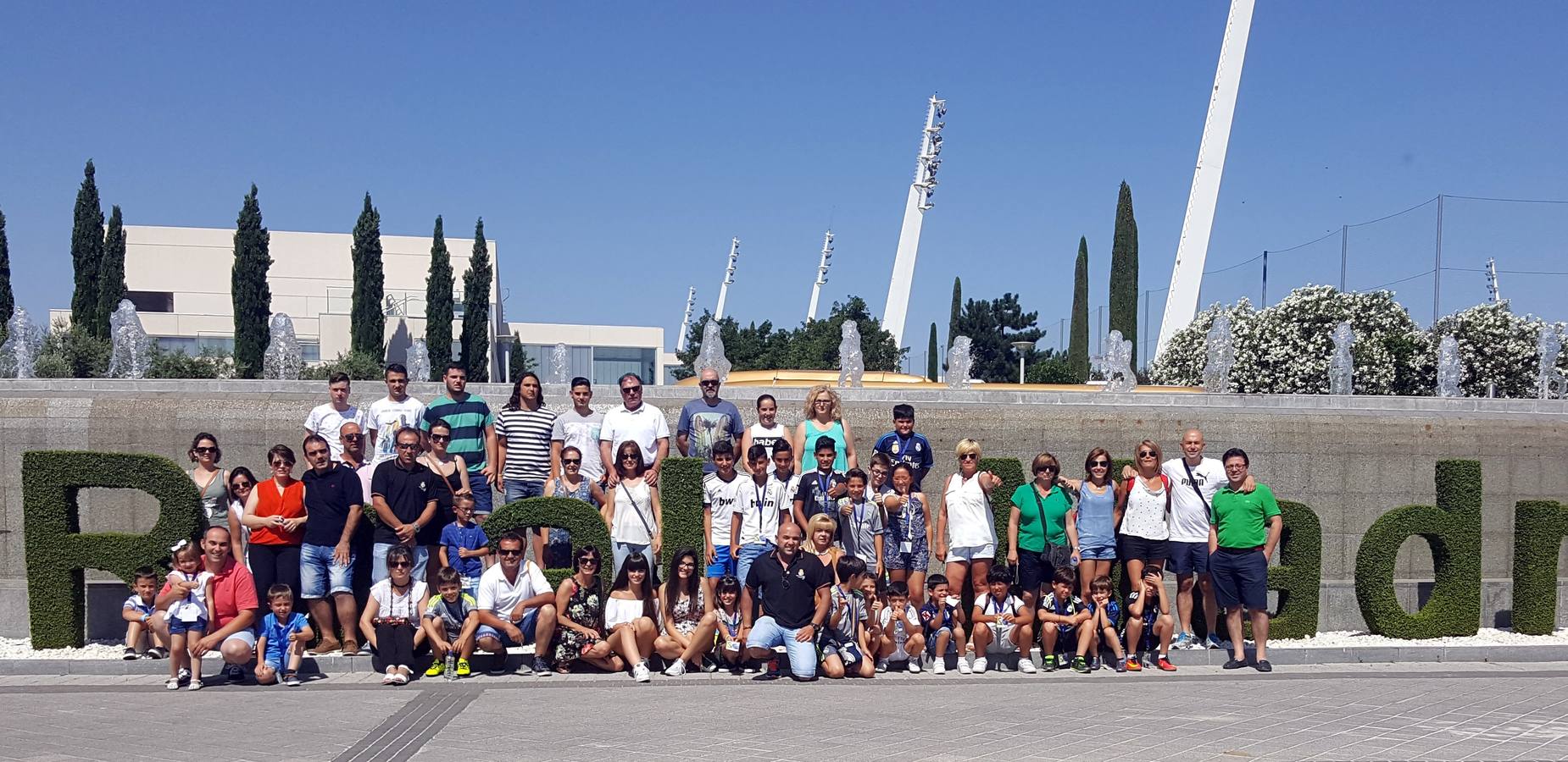 Los peñistas, en la ciudad deportiva del  Real Madrid