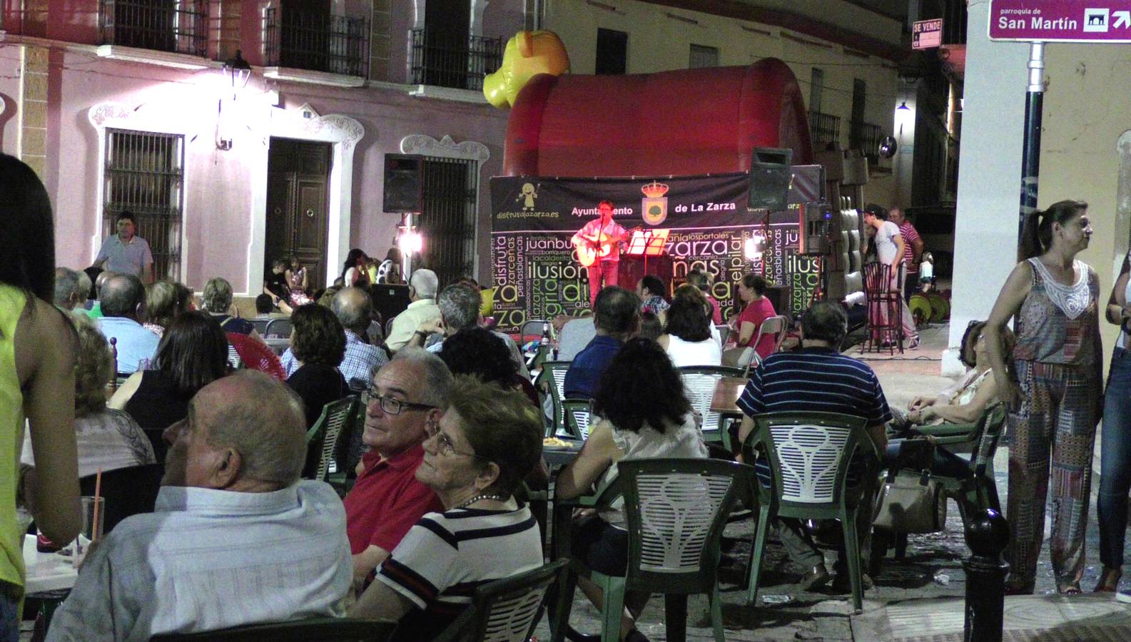 Aspecto parcial de la plaza durante las actuaciones