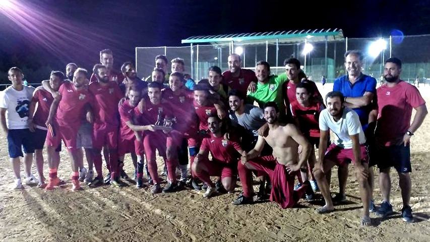 Los jugadores posan al final del partido con el trofeo conquistado