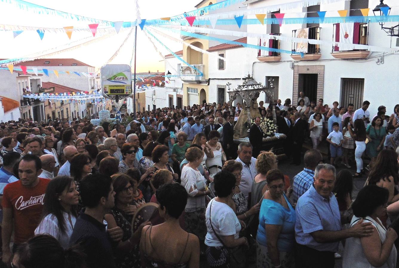 Numerosos devotos en la calle El Pozo