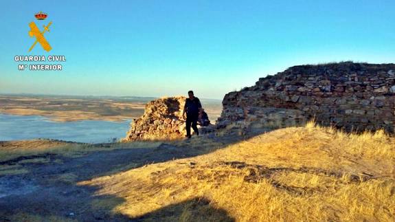 Un agente rastrea las inmediaciones del castillo