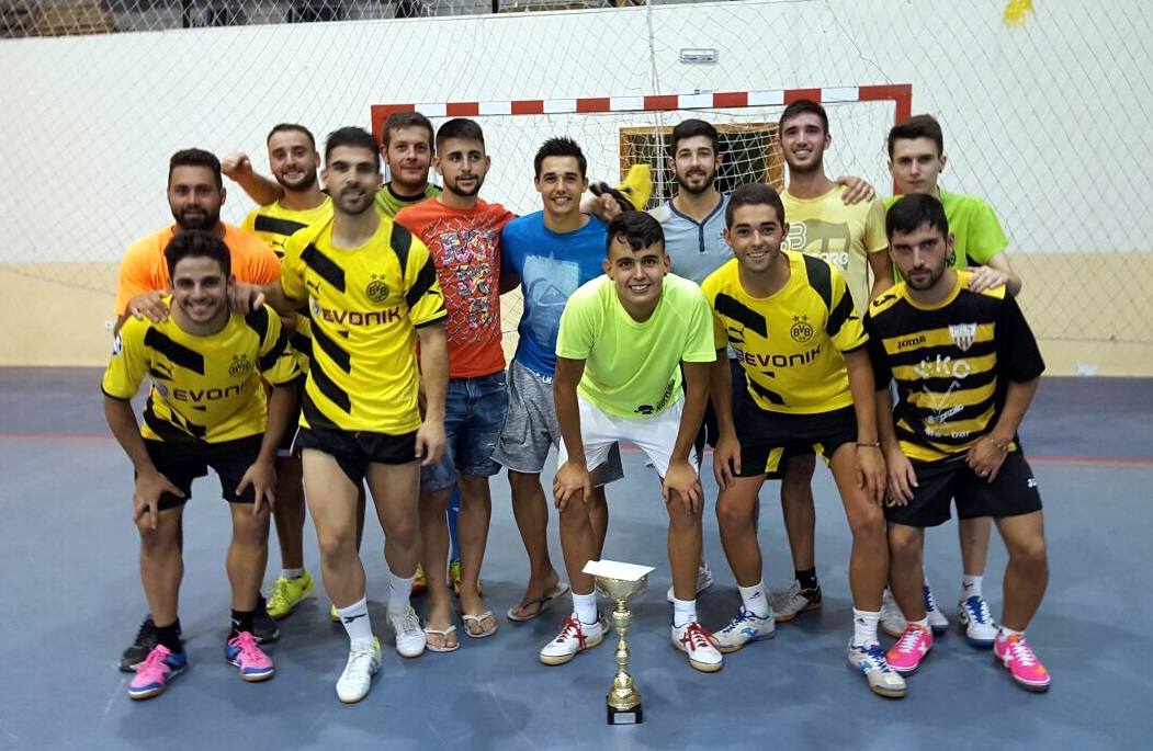 El equipo, al final del del partido, con el trofeo