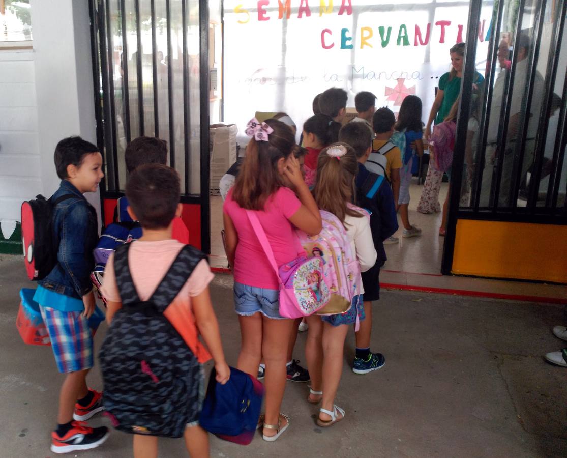 Entrada de los alumnos en el colegio