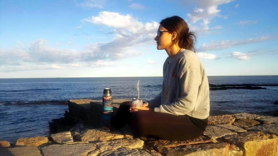 Fátima Perez tomando mate en la rambla de Montevideo