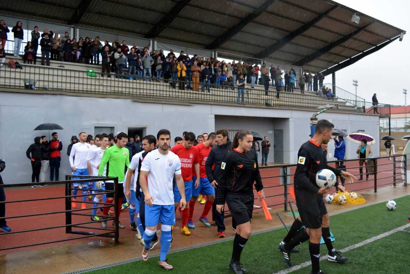 Salida al campo de los dos equipos