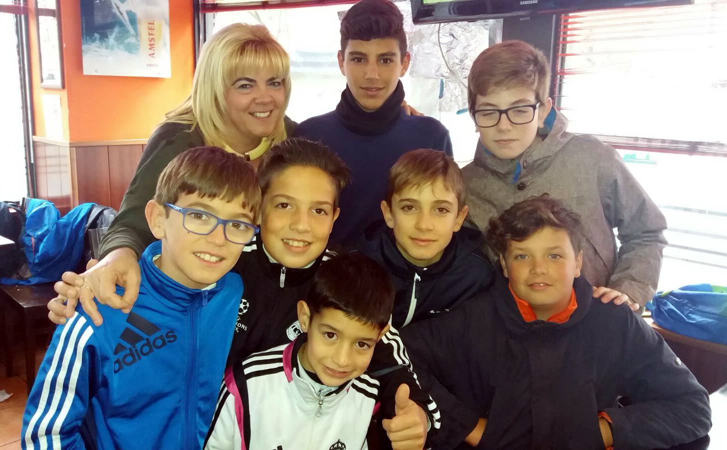 Algunos jóvenes peñistas asistentes al partido