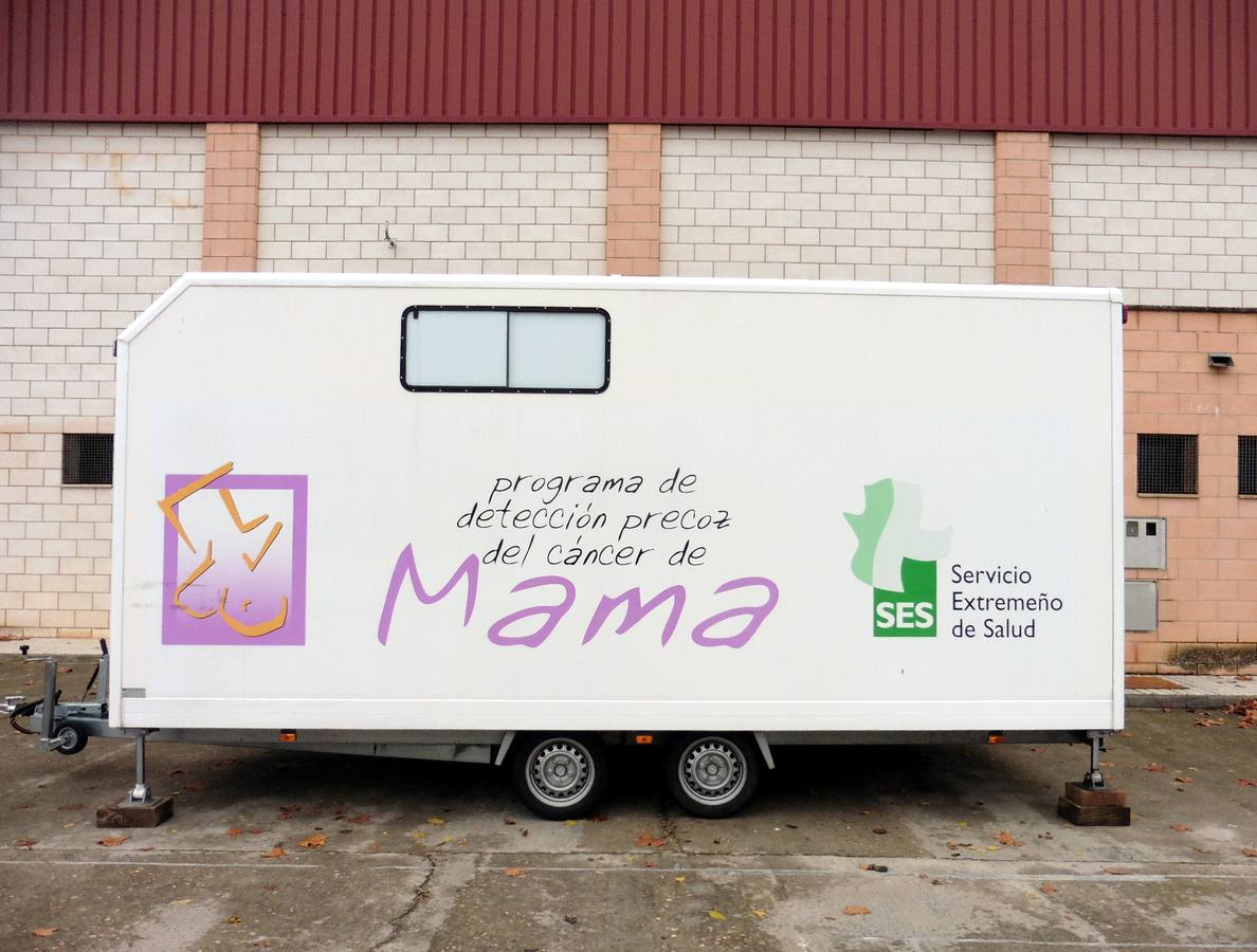 La unidad móvil, junto el polideportivo