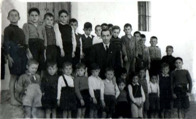 Don Jesús, en La Zarza con sus alumnos en el curso 48/49