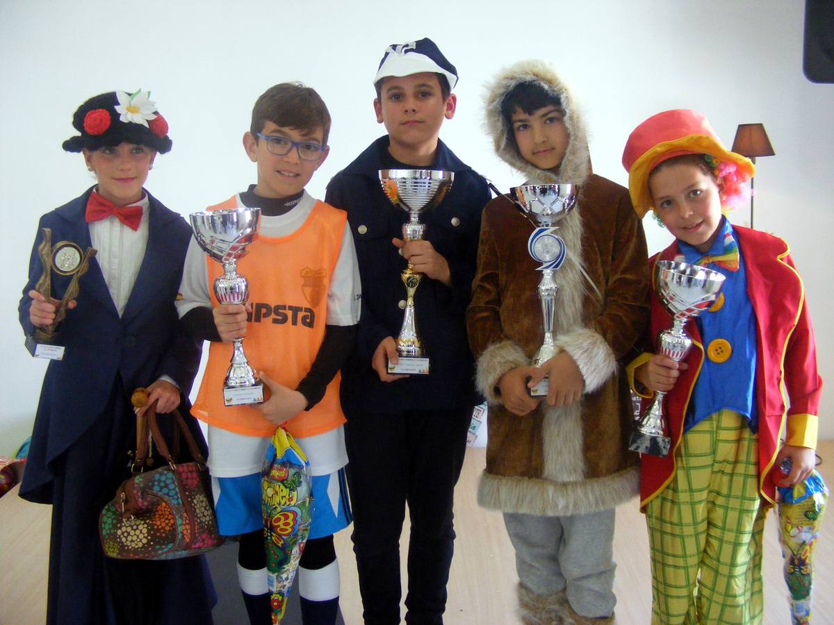 Los ganadores, con los premios