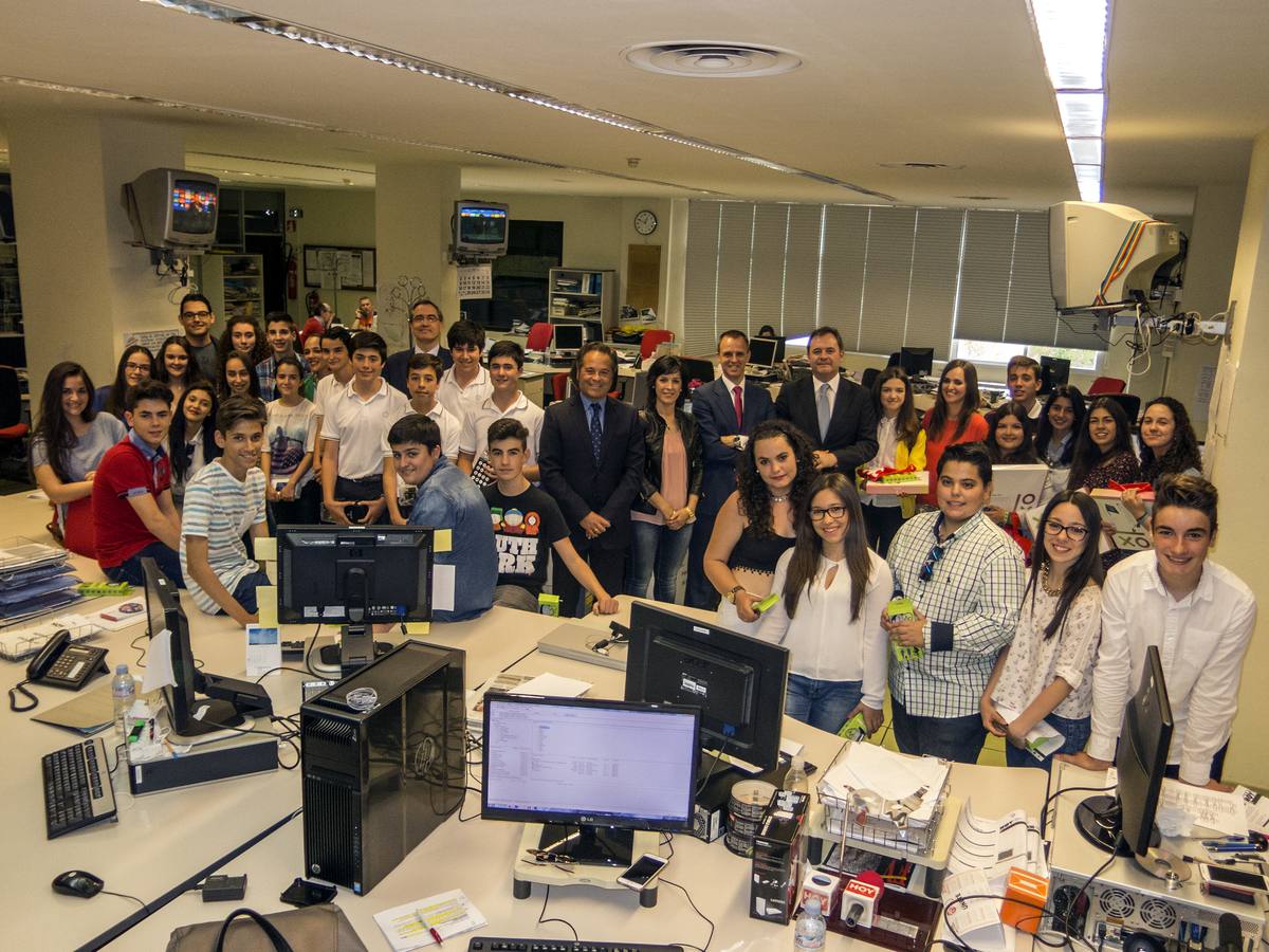 Alumnos finalistas el año pasado, en la redacción del Diario Hoy
