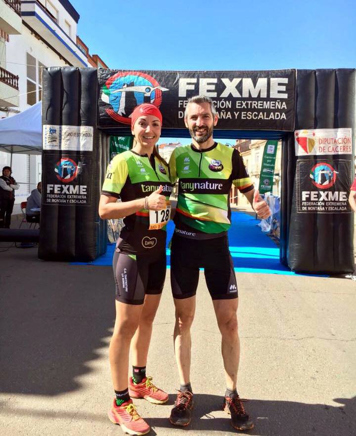 Los dos ganadores posan en la meta