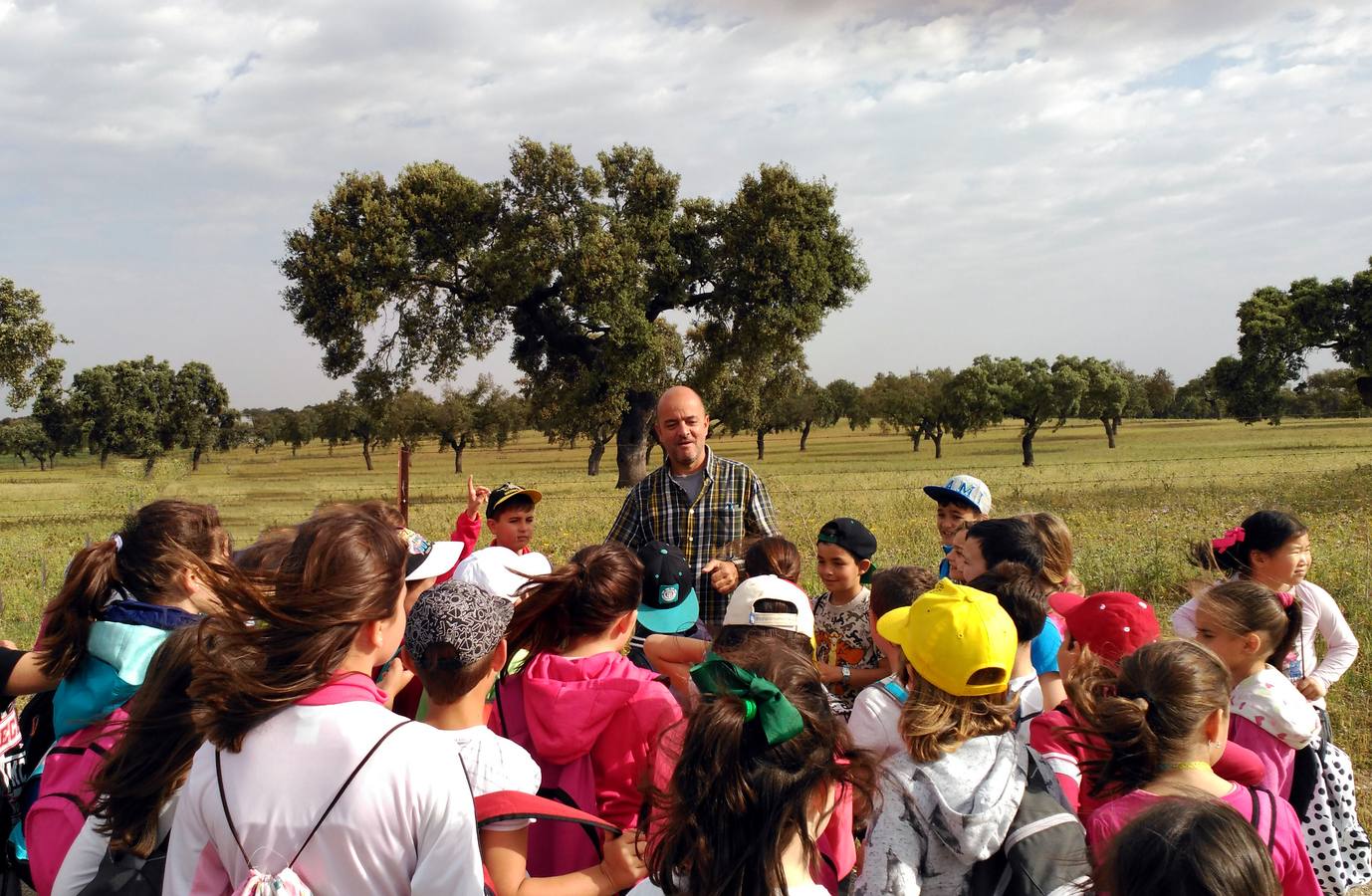Los alumnos reciben explicaciones de uno de los técnicos