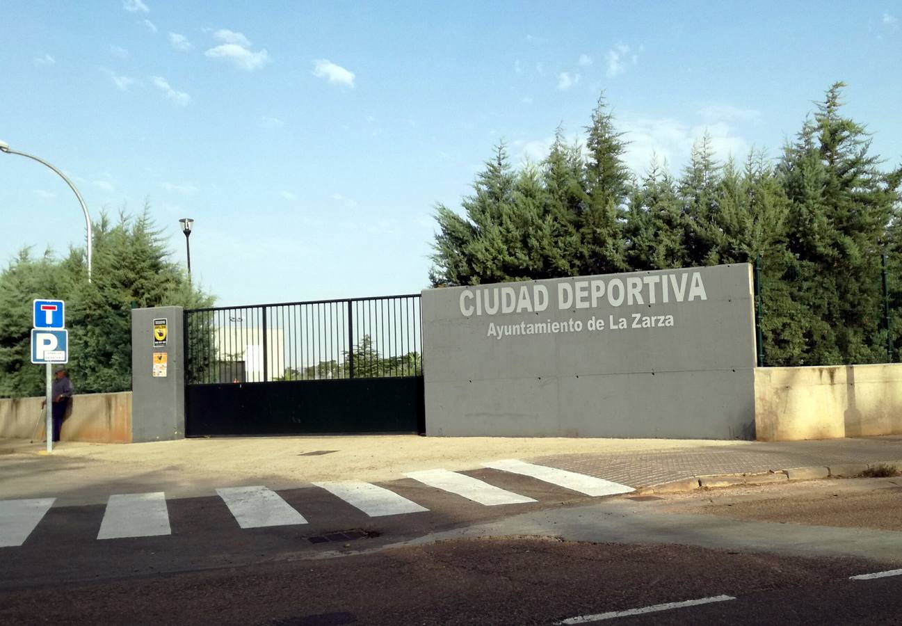 Entrada principal de la ciudad deportiva