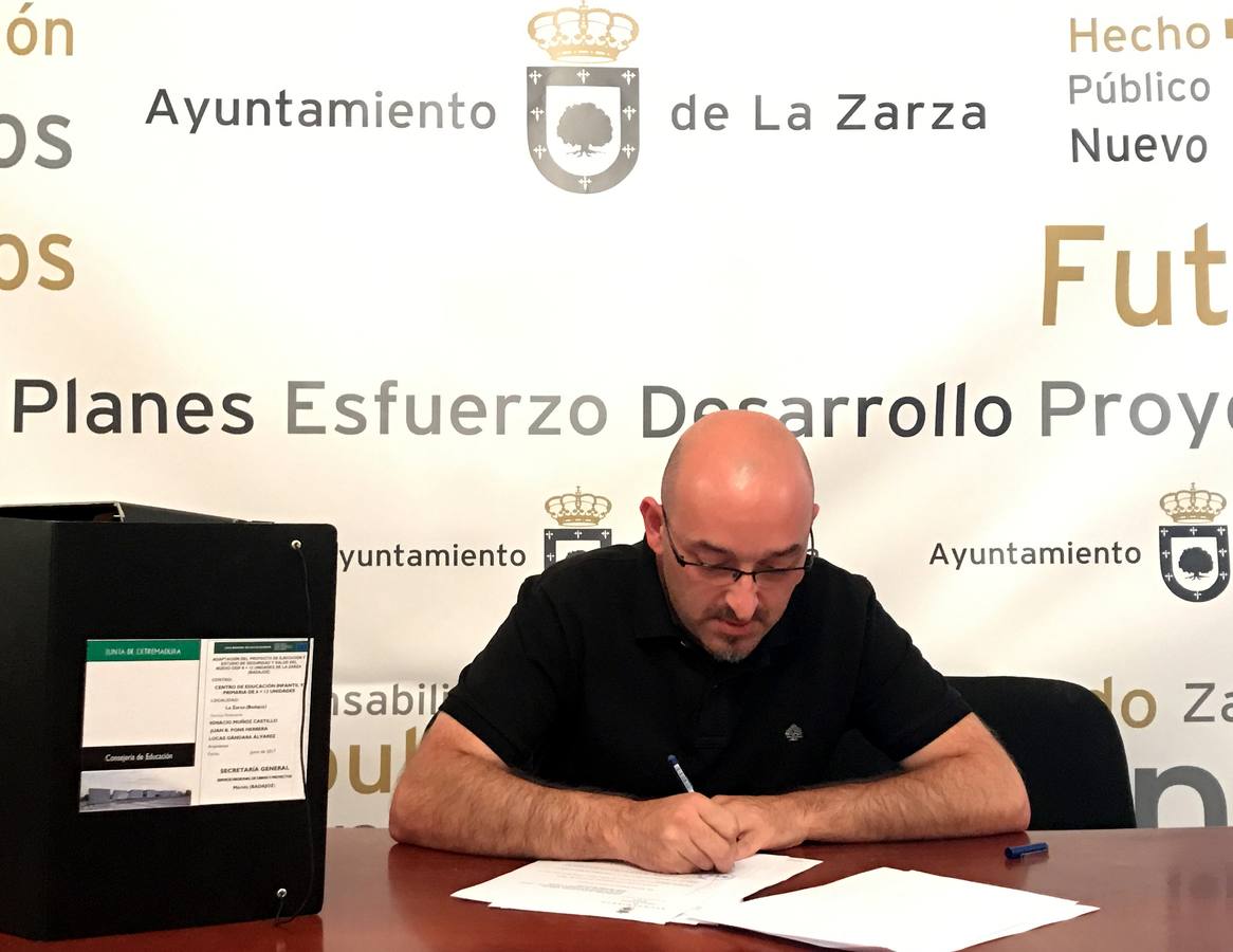 El alcalde, Francisco Farrona, durante la firma del documento 