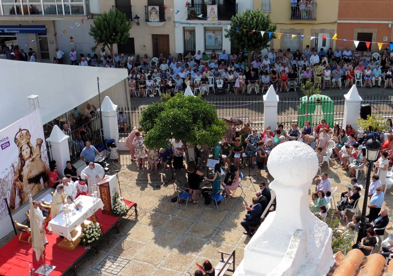 Aspecto de la misa celebrada ayer