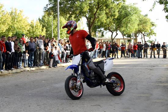 Exhibición de acrobacias sobre la moto