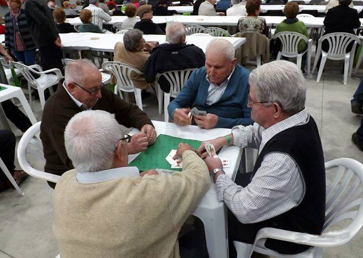 Algunos mayores juegan a las cartas en una edición anterior