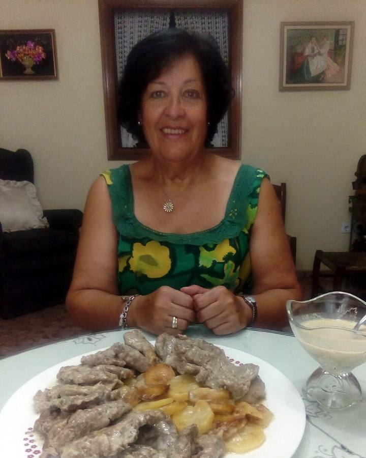 Rosi Pulido con el plato elaborado