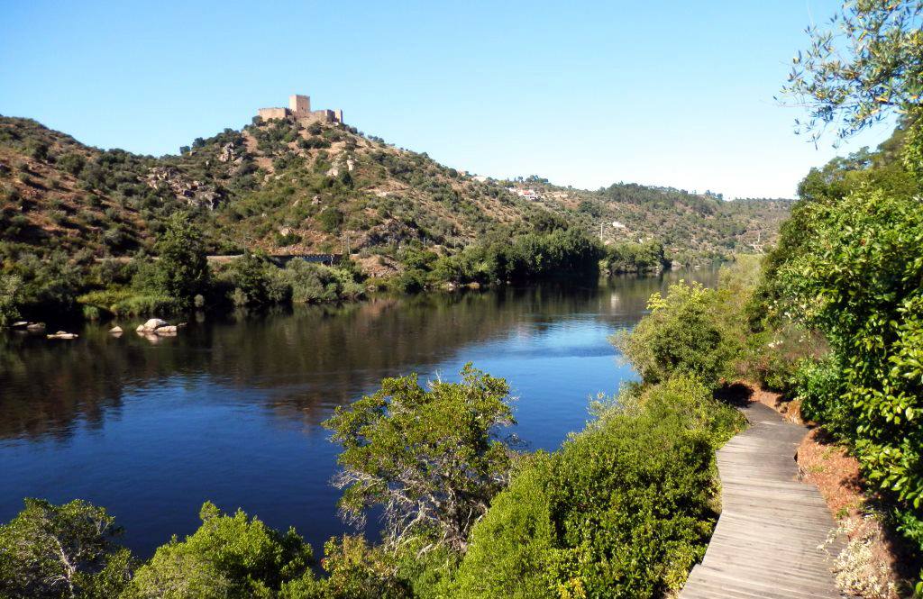El río Tajo con el castillo de Belver al fondo