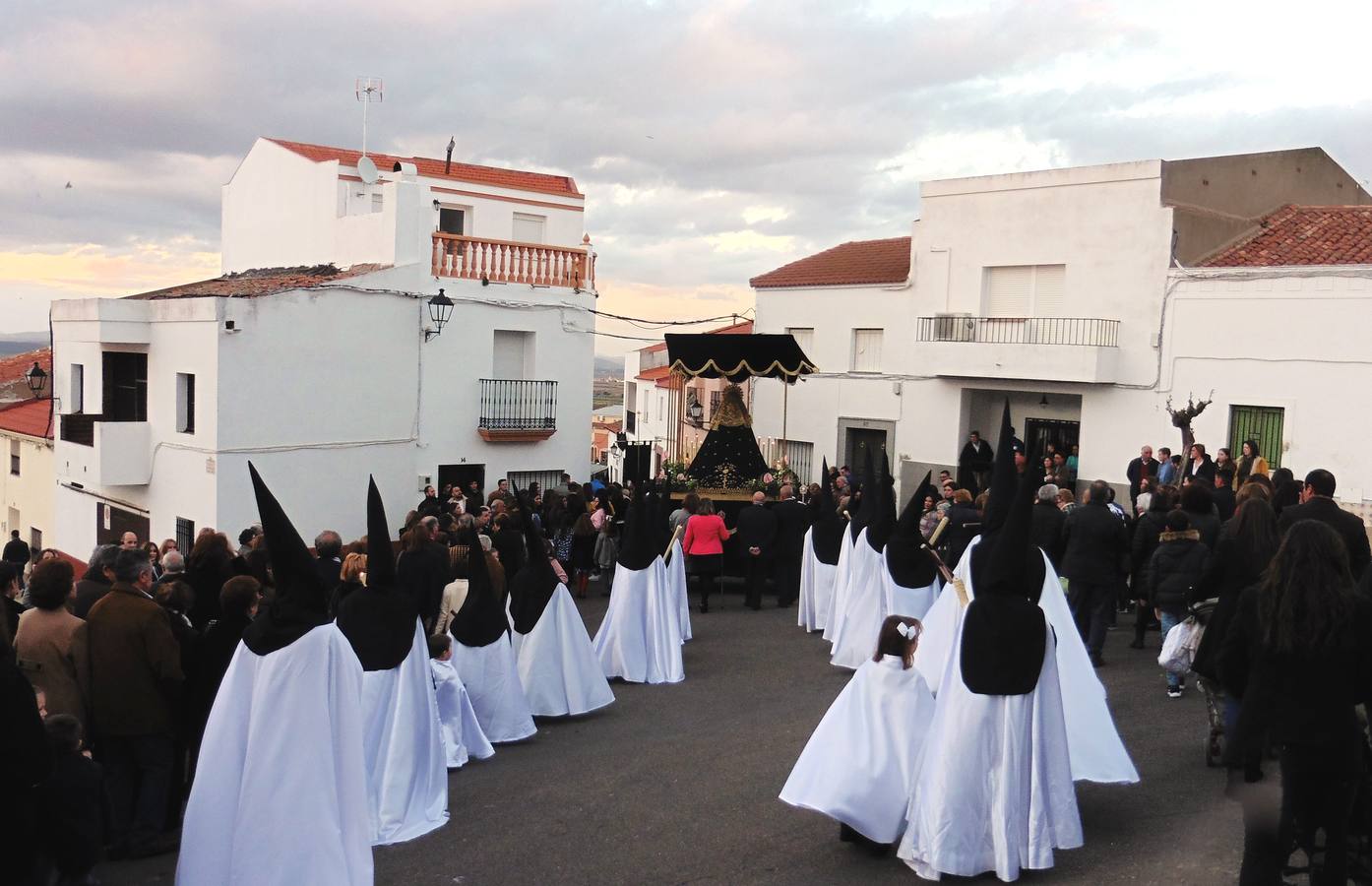 La procesión del Santo Entierro, pendiente de la lluvia