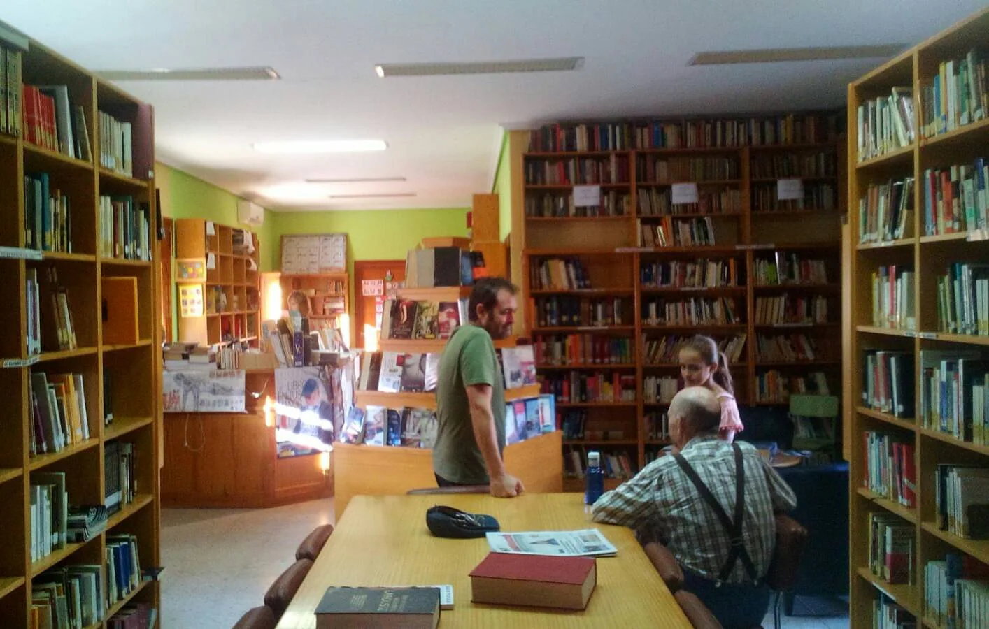 Interior de la biblioteca pública municipal