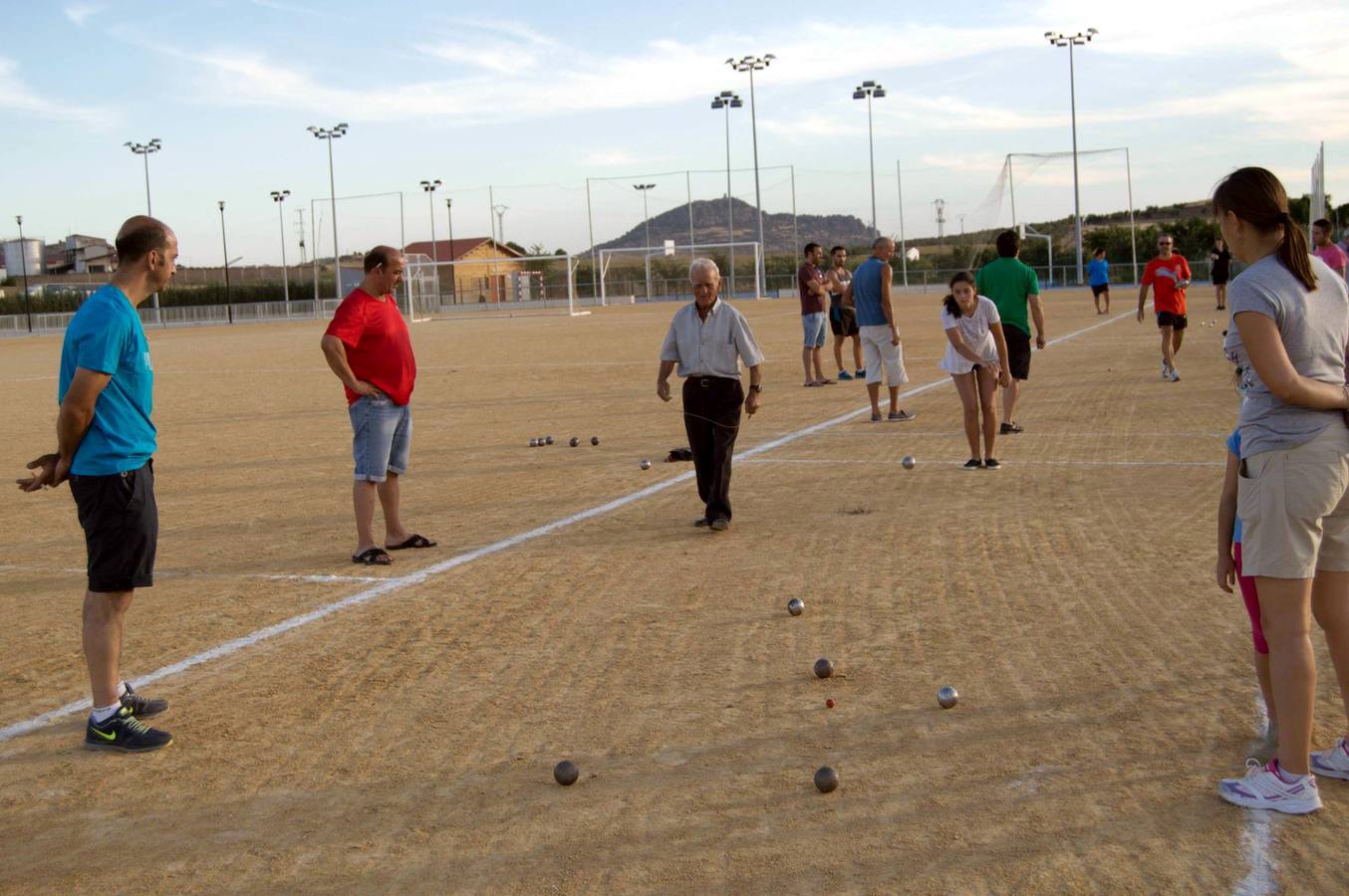 Aficvionados a la petanca en la ciudad deportiva