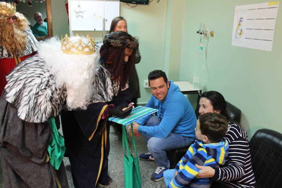 La cabalgata de Reyes dejó en Llerena un sinfín de emociones previas a la noche más mágica del año.