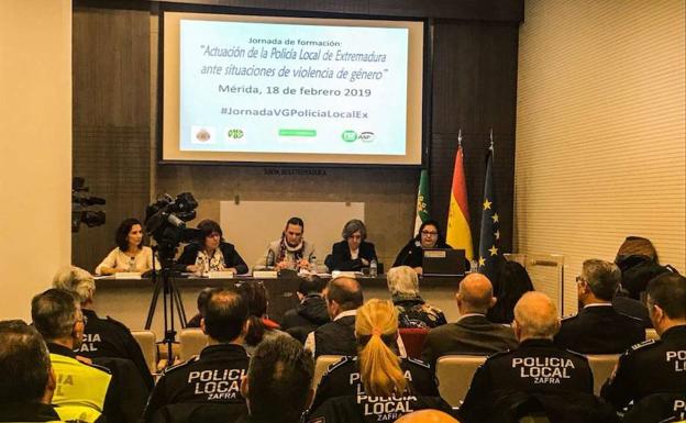 La policía llerenense acude a la jornada 'La violencia de género desde el ámbito de la Policía Local' en Mérida