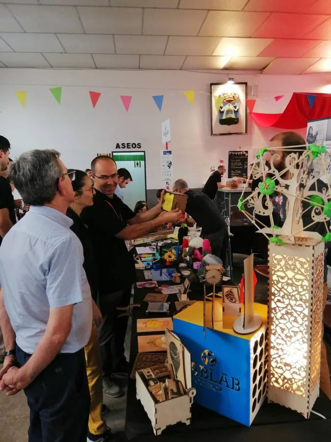 La feria tecnologica Maker Demolabs estuvo celebrando su segunda edición -la primera en Llerena- a mediados del mes de septiembre, atrayendo a vecinos de toda la comarca. Interesantes experimentos, trabajos con máquinas 3D o actividades con robots fueron algunas de las atracciones ofrecidas.